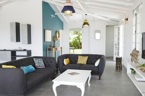 TV, books, stereo - A spacious villa under the trade winds (Saint François)