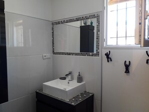 Asciugacapelli, asciugamani, sapone, carta igienica