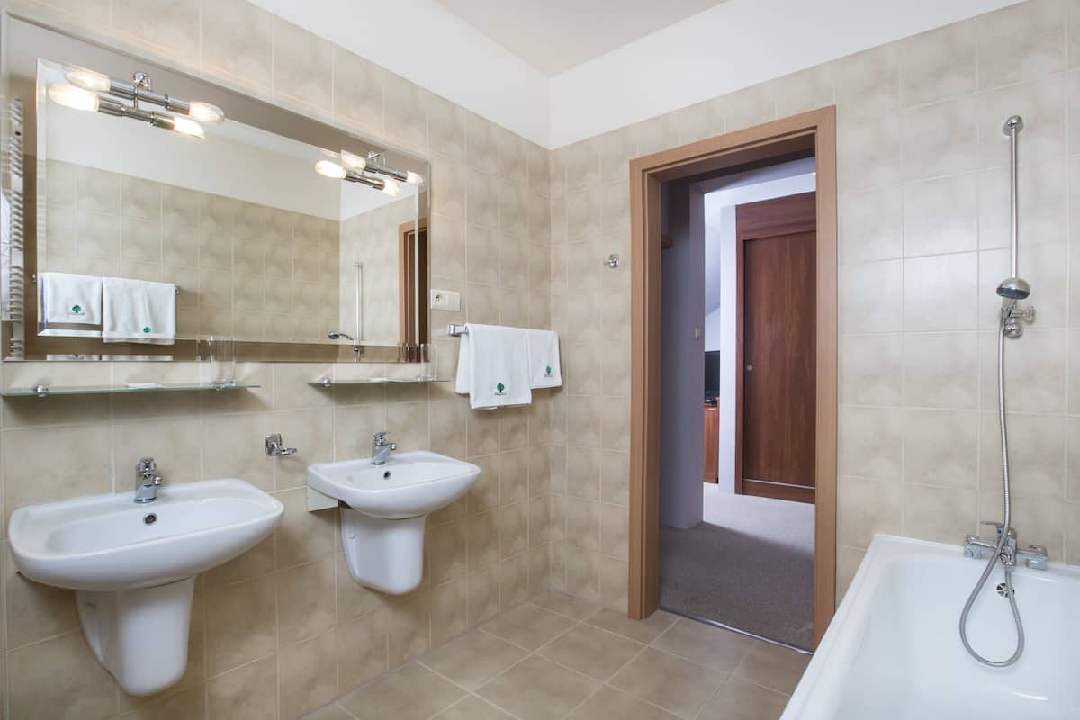 twin room | bathroom | free toiletries, hair dryer, towels