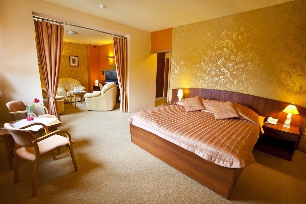 studio (2 adults) | iron/ironing board, cots/infant beds, rollaway beds, free wifi