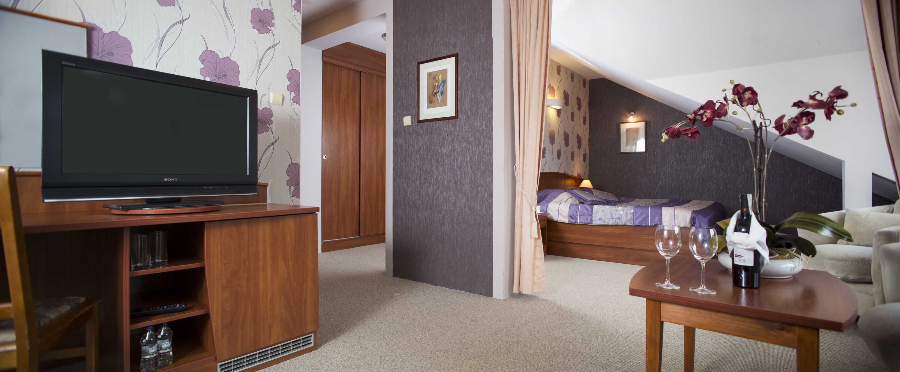 studio (4 adults) | iron/ironing board, cots/infant beds, rollaway beds, free wifi