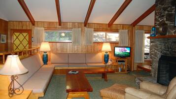 Flat-screen TV, fireplace, DVD player, books