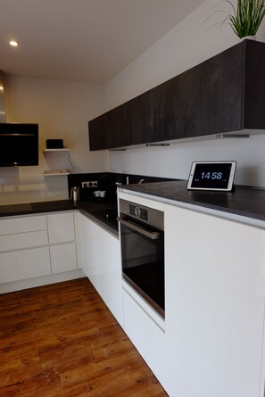 Een koelkast, een magnetron, een oven, een kookplaat