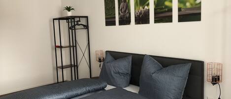 2 habitaciones, insonorización y tabla de planchar con plancha