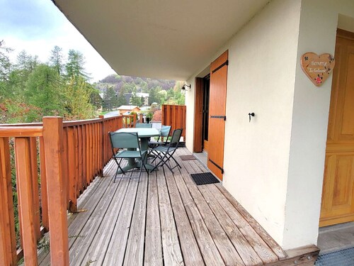 Cozy 6-Person Apartment in Ski Resort with South Terrace, Parking, and Free WIFI