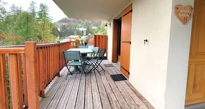 Cozy 6-Person Apartment in Ski Resort with South Terrace, Parking, and Free WIFI