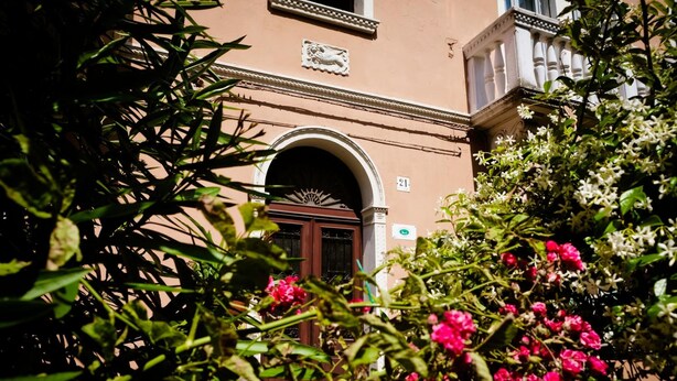 A building with a classic architectural style, featuring an arched entrance and a balcony with ornate railings. - B&B Colombo (Mestre)