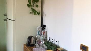 Großer Kühlschrank, Mikrowelle, Herdplatte, Toaster