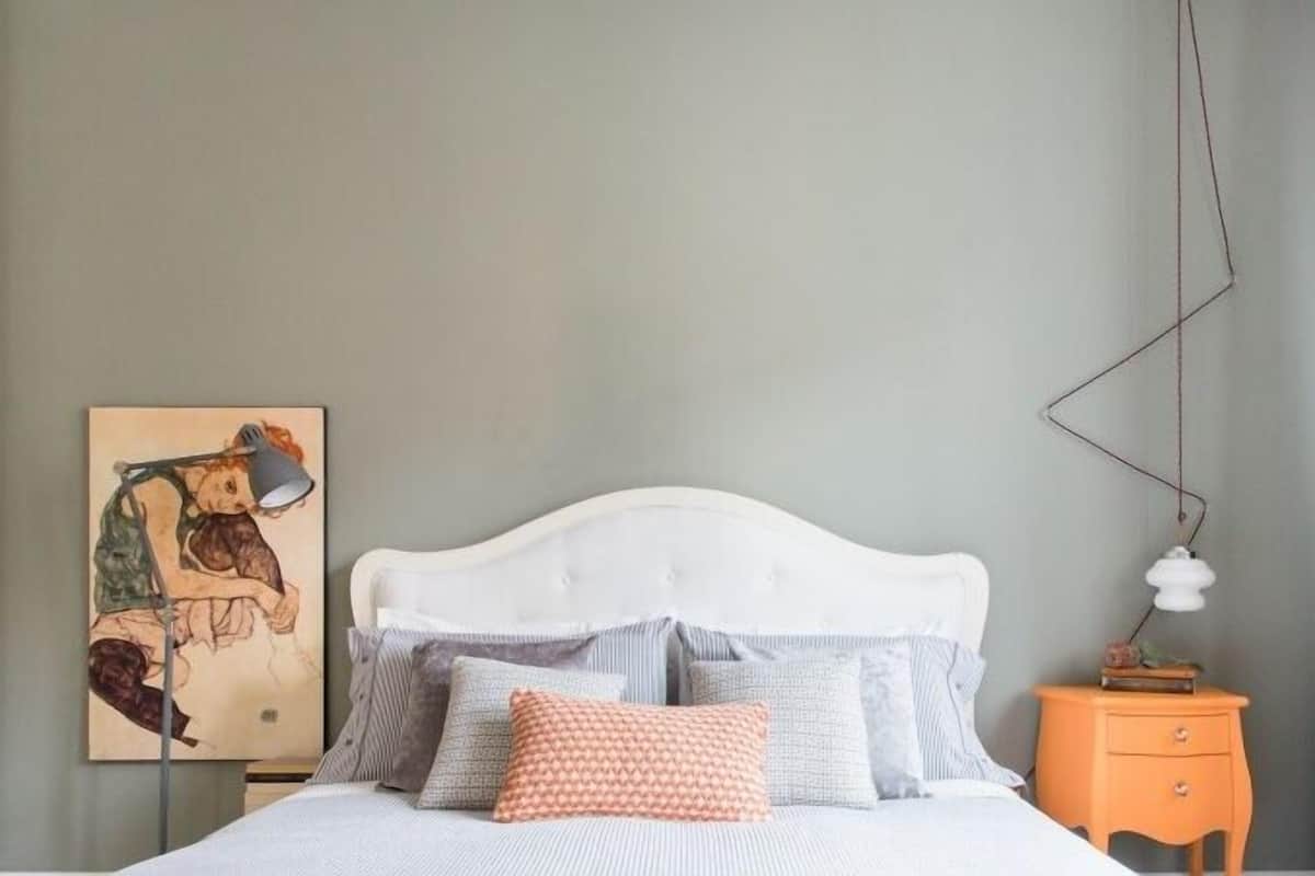 3 bedrooms, hypo-allergenic bedding, down comforters, memory foam beds