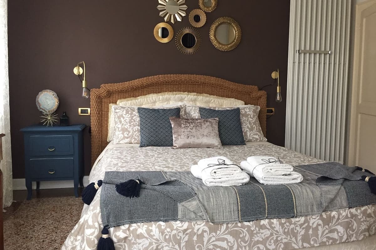 3 bedrooms, hypo-allergenic bedding, down comforters, memory foam beds