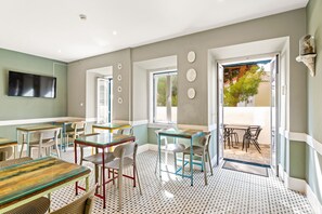 Free daily local cuisine breakfast - Casa do Jasmim by Shiadu (Lisbon)