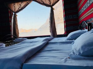 Luxury-Zelt, 1 Doppelbett | Blick auf die Berge