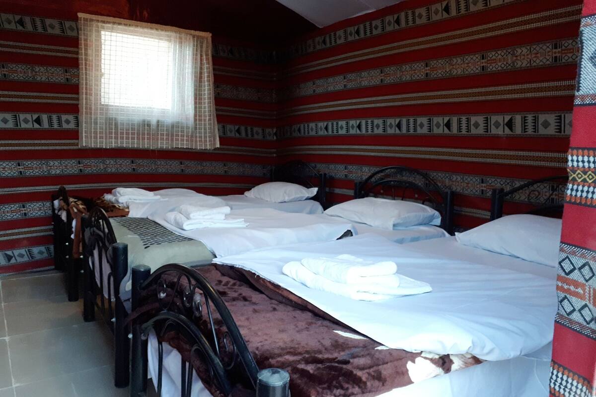 Deluxe Tent, 3 Single Beds | Living room