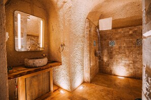 Comfort Room | Bathroom | Shower, free toiletries, hair dryer, bathrobes - Prime Cappadocia Suites (Avanos)