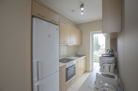 Refrigerador con freezer, microondas, horno, placa de cocina