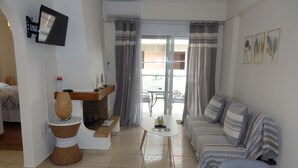 Standard Apartment, 1 Bedroom, Non Smoking, Kitchen (A6) | Oppholdsområde | En 32-tommers TV med digitale kanaler samt Netflix og strømmetjenester