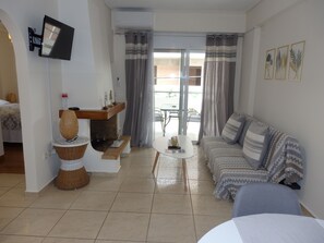 Standard Apartment, 1 Bedroom, Non Smoking, Kitchen (A6) | 起居區 | 32-吋電視、數位頻道、Netflix、串流服務