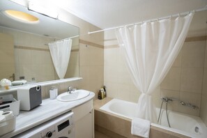 City Apartment, 3 Bedrooms, Non Smoking, Kitchen (A3) | Bathroom - A&J Apartments or Rooms athens airport (Markopoulo Mesogaias)