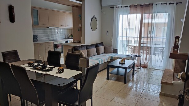 Economy Apartment, 3 Bedrooms, Non Smoking, Private Bathroom (A4) | Oppholdsområde | En 32-tommers TV med digitale kanaler samt Netflix og strømmetjenester