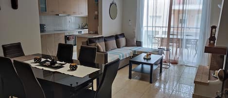 Economy Apartment, 3 Bedrooms, Non Smoking, Private Bathroom (A4) | Área de sala de estar | Televisión de 32 pulgadas con canales digitales y Netflix