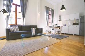 Deluxe apartman, 1 hálószobával, erkély (2A) | Nappalirész | Síkképernyős tévé