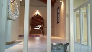 Exclusief appartement, 2 slaapkamers, uitzicht op stad (3B) | Woonruimte | Een flatscreentelevisie