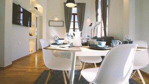 Leilighet – deluxe, 1 soverom, balkong (2A) | Spiseområde på rommet