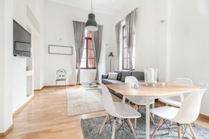 Deluxe Apartment, 1 Bedroom, Balcony (2A) | In-room dining