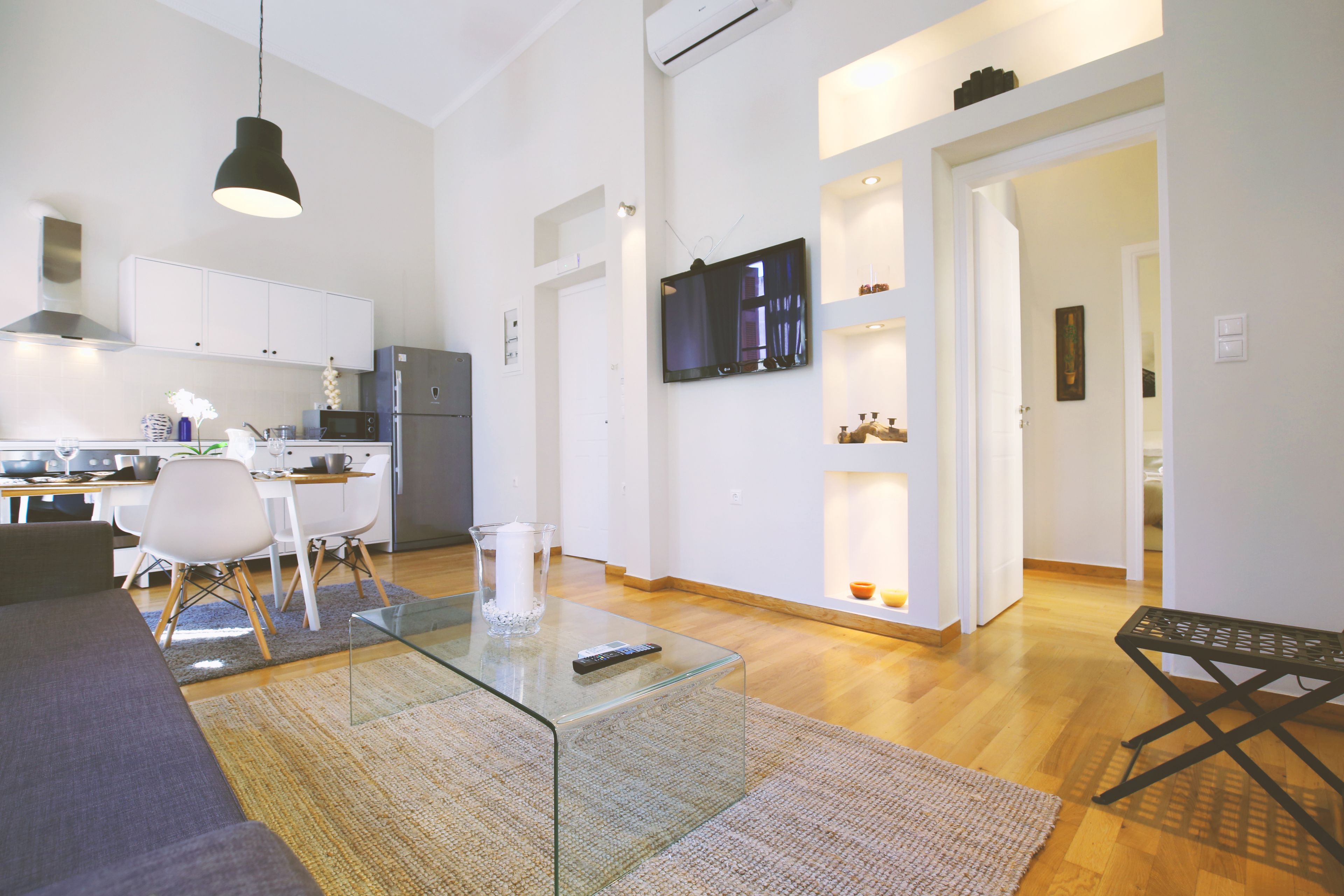 Deluxe appartement, 1 slaapkamer, balkon (2A) | Woonruimte | Een flatscreentelevisie