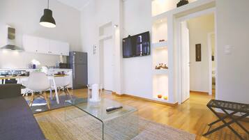 Deluxe appartement, 1 slaapkamer, balkon (2A) | Woonruimte | Een flatscreentelevisie