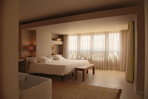 Minibar, escritorio, cortinas blackout y sistema de insonorización