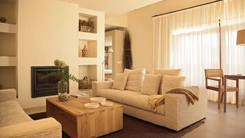 Suite Grand | Minibar, decoración individual, mobiliario individual y escritorio