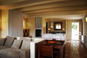 Minibar, escritorio, cortinas blackout y sistema de insonorización