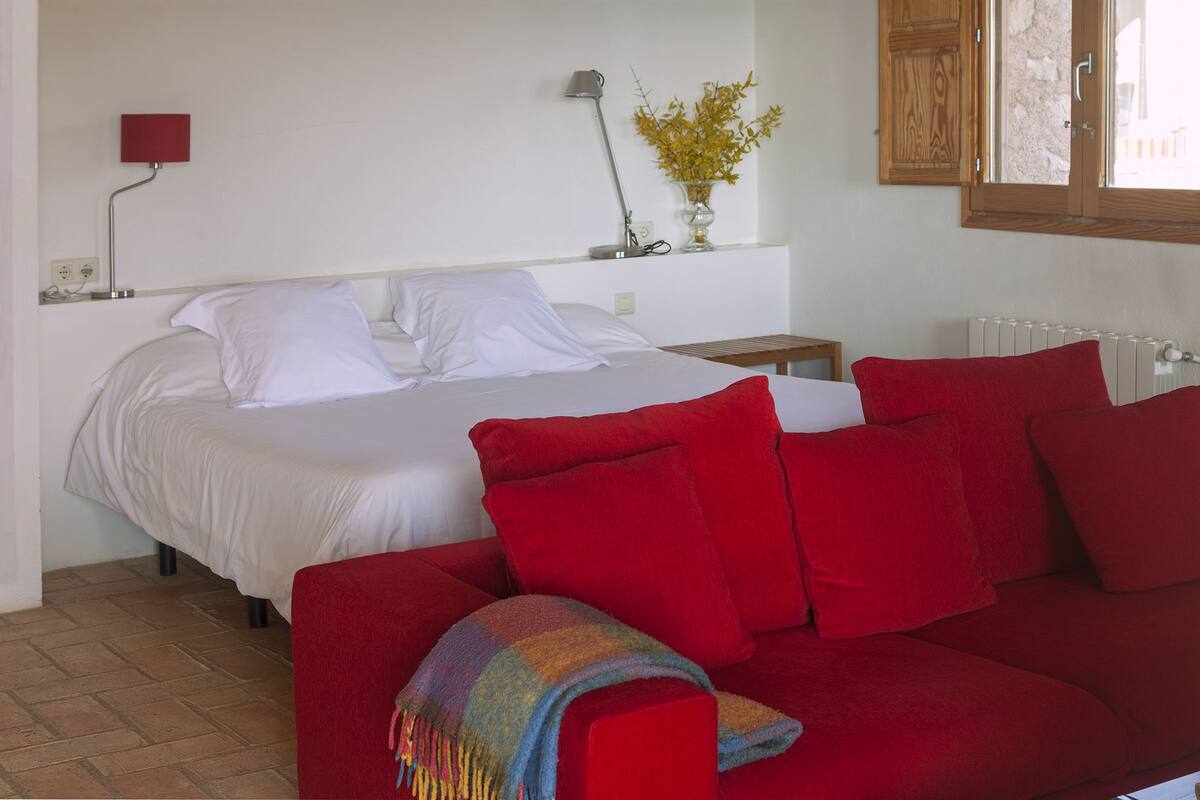 Standard Suite | Minibar, desk, blackout drapes, soundproofing