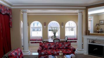 Älytelevisio, takka, DVD-soitin, kirjoja