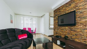 Apartemen Comfort, pemandangan halaman | Televisi