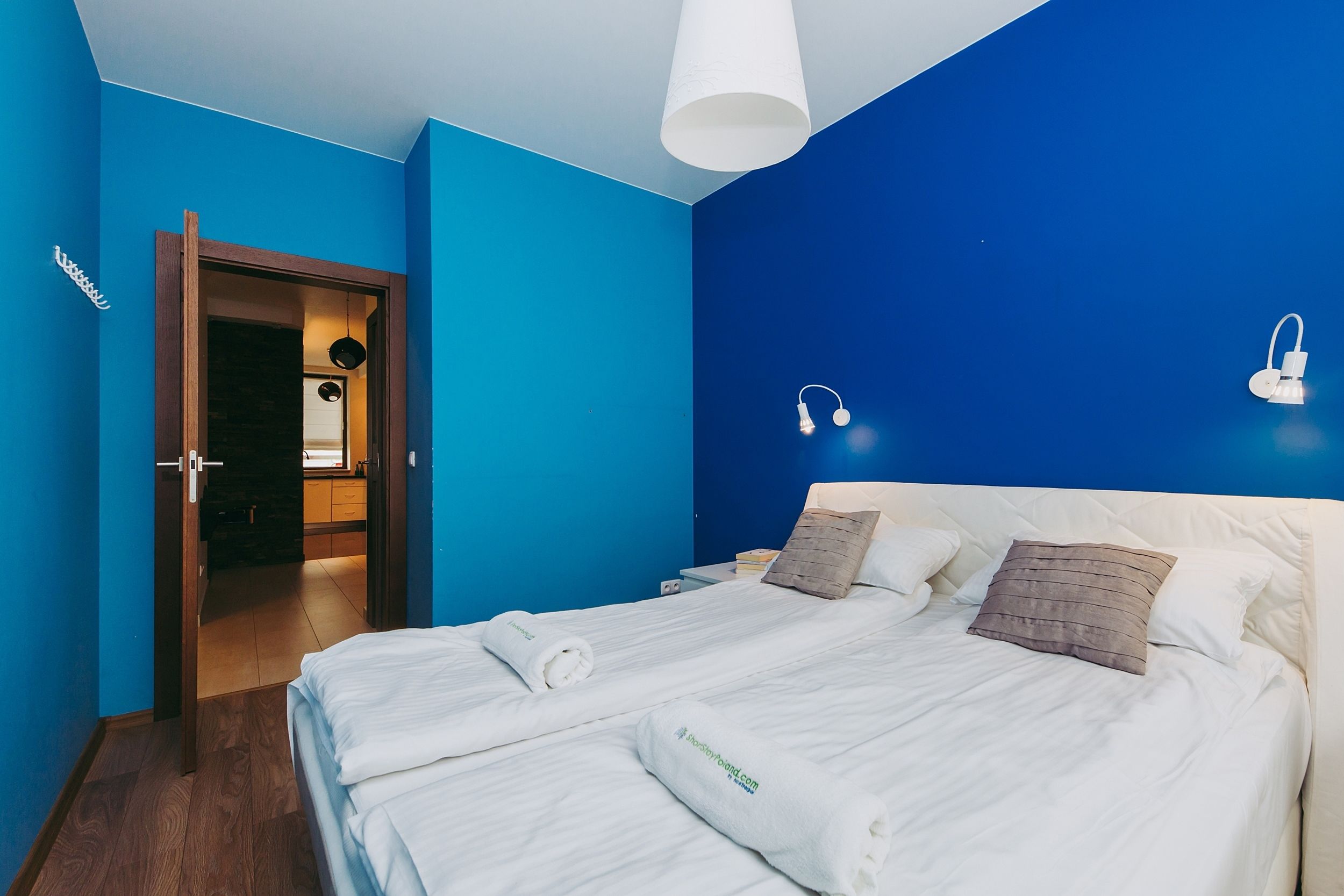 컴포트 아파트, 마당 전망 | 2 개의 침실, 고급 침구, 책상, 노트북 작업 공간