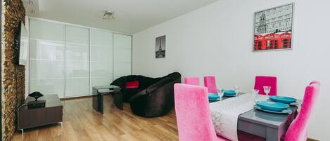 Departamento Confort, vista al patio | Área de sala de estar | Televisión de pantalla plana