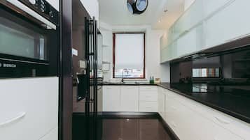 Departamento Confort, vista al patio | Cocina privada | Refrigerador con congelador, horno, parrilla de estufa y lavavajillas