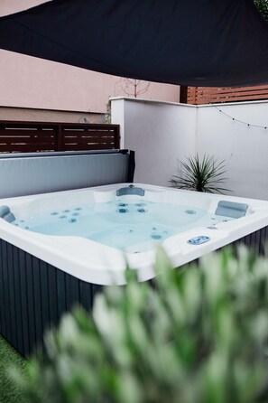 Outdoor pool - Csendeskert Apartments (Balatonalmadi)