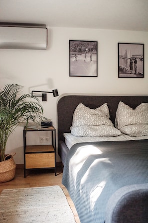 Studio, 1 Tempat Tidur Double, pemandangan kebun | Brankas, tirai kedap cahaya, setrika/meja setrika, dan tempat tidur bayi