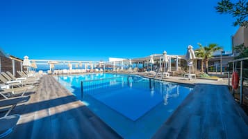 2 piscines extérieures, parasols de plage, chaises longues