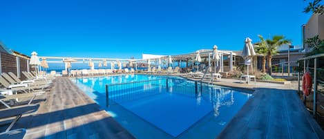 2 piscines extérieures, parasols de plage, chaises longues