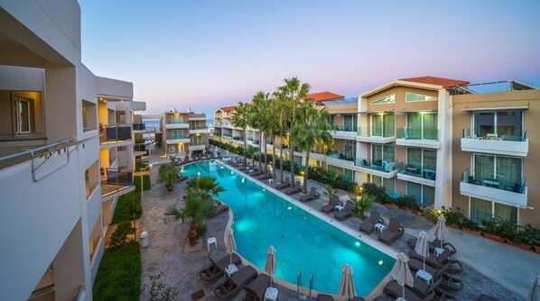 2 piscinas al aire libre, sombrillas, sillones reclinables de piscina