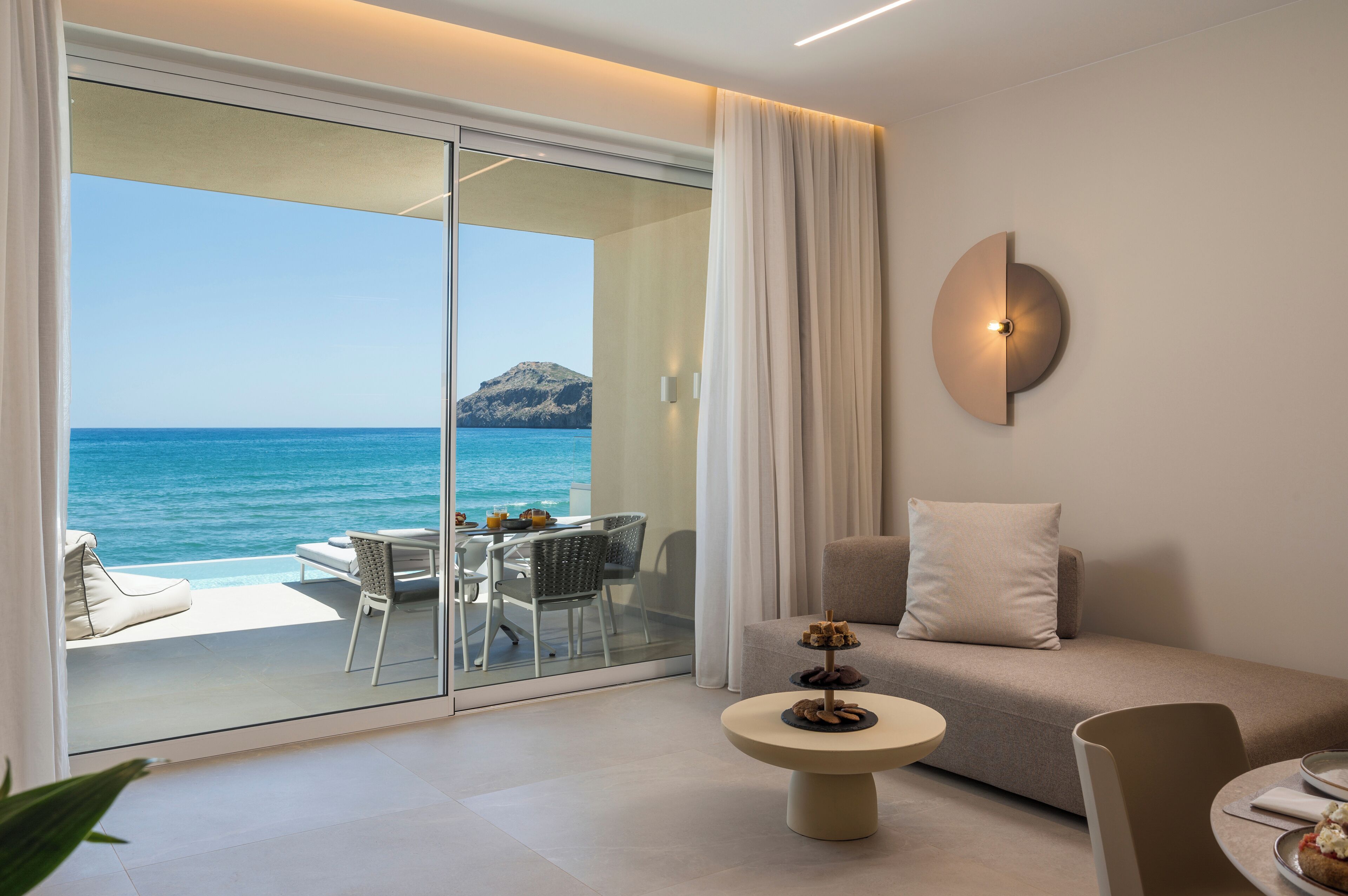 Sunrise Suite - Two Bedrooms with Private Pool and Beach Access | Area keluarga | Televisi LCD 42-inci dengan saluran TV satelit dan TV