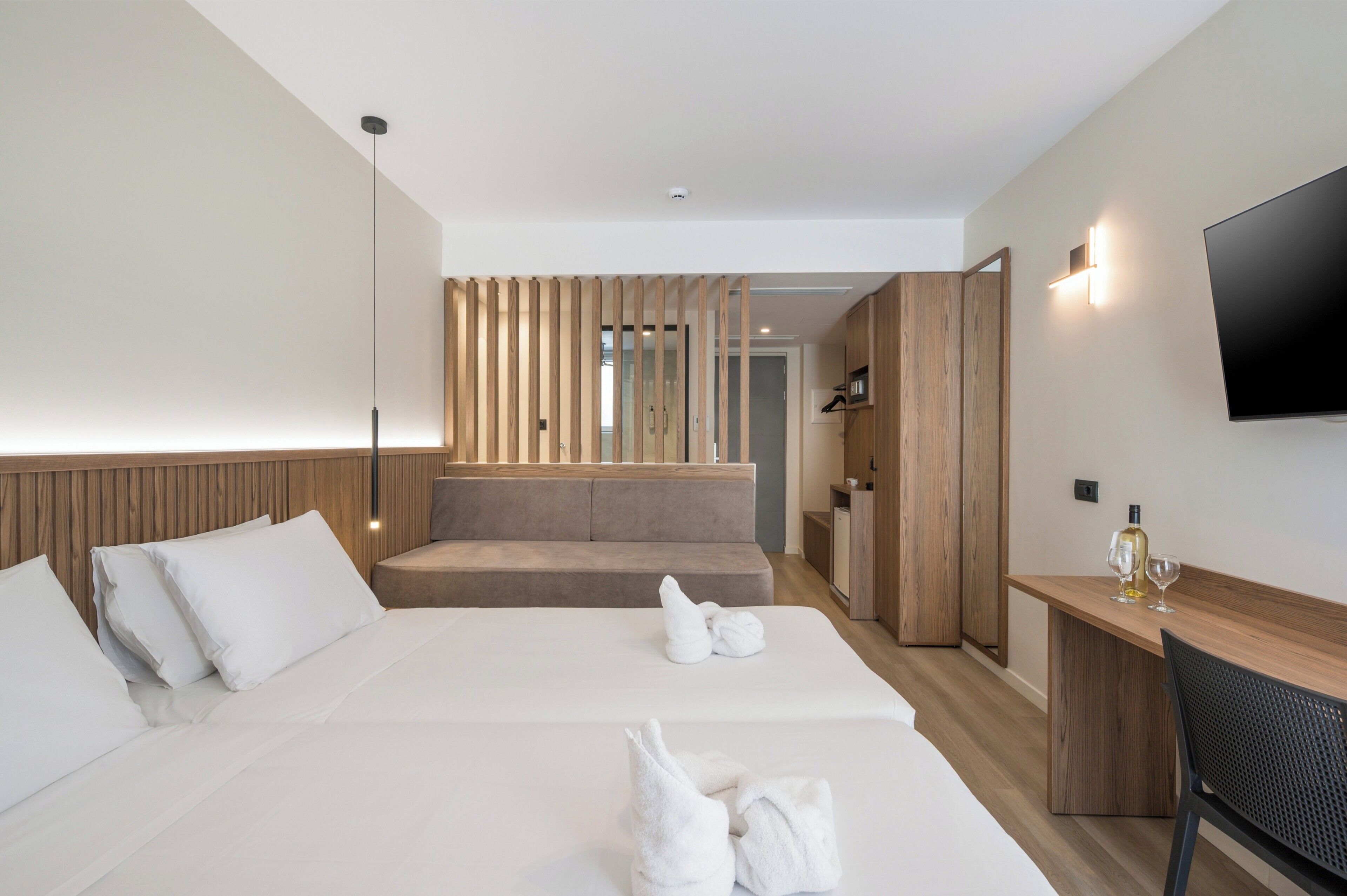 Superior Room with Shared Pool | 객실 내 금고, 암막 커튼, 방음 설비, 다리미/다리미판