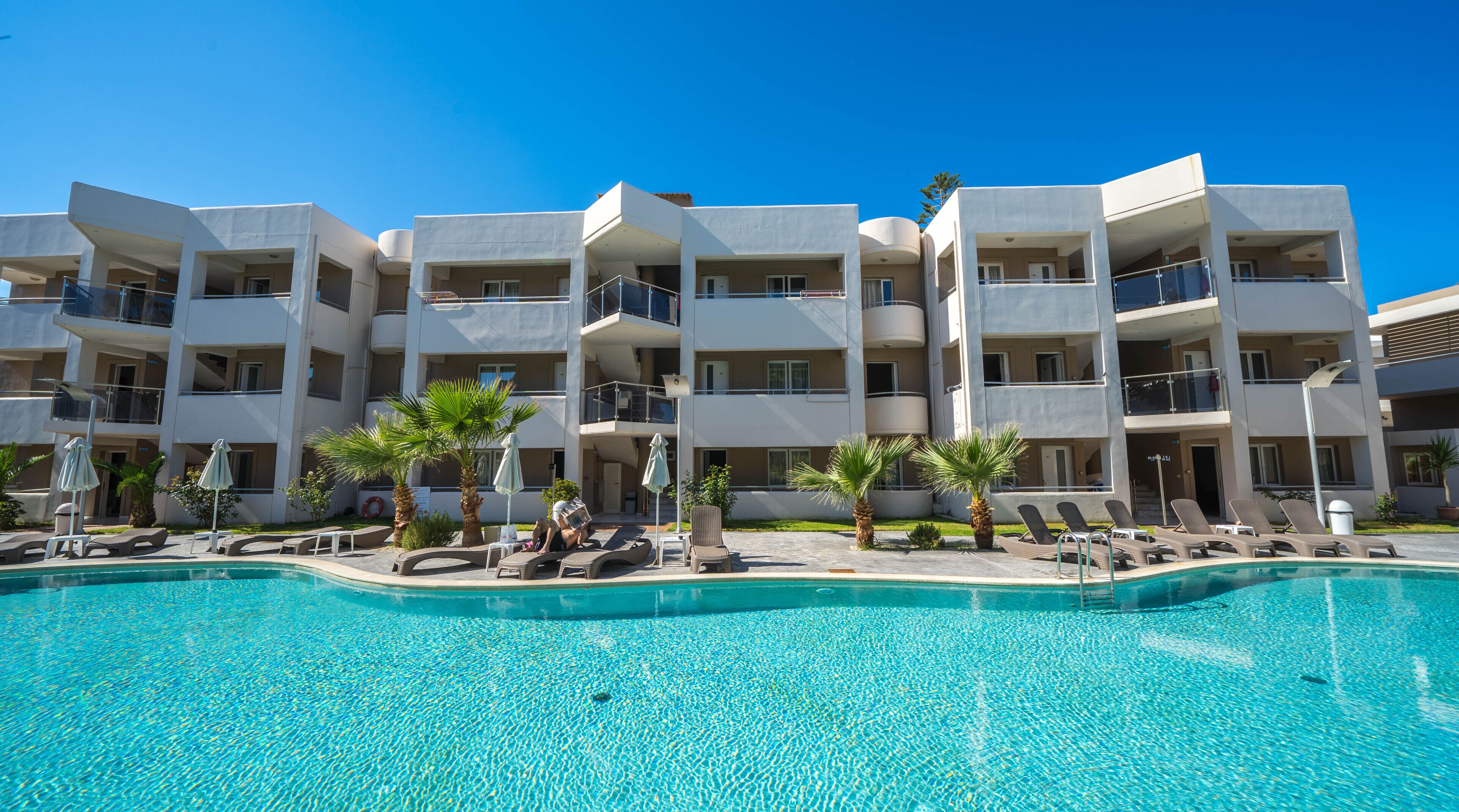 2 個室外泳池；09:00 至 19:30 開放；泳池傘、躺椅