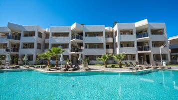 2 piscine all'aperto, ombrelloni da piscina, lettini