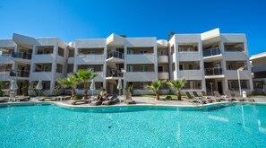 2 piscinas al aire libre, sombrillas, sillones reclinables de piscina