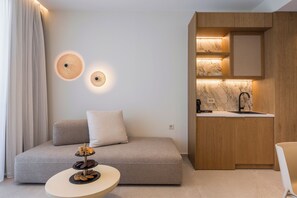 Sunset Suite - One Bedroom with Private Pool and Beach Access | Wohnbereich | 42-Zoll-LCD-Fernseher mit Satellitenempfang, Fernseher